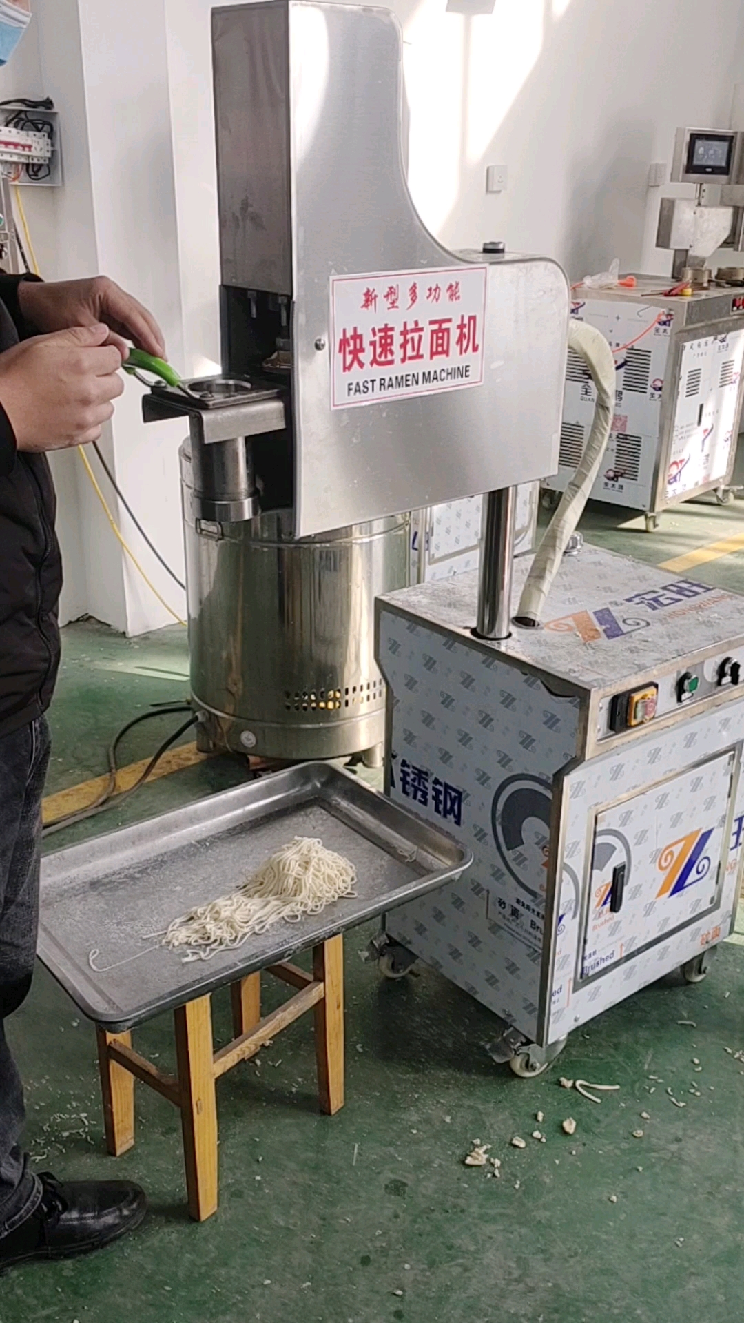 机有了它一个师傅代替五个工人老板高兴的只数钱新款全自动快速拉面机