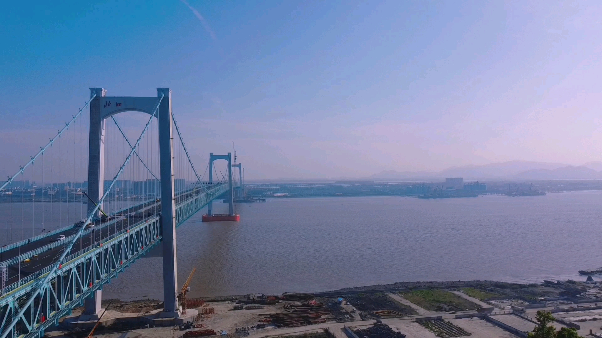 瓯江北口大桥是世界上首座三塔四跨双层钢桁梁悬索桥