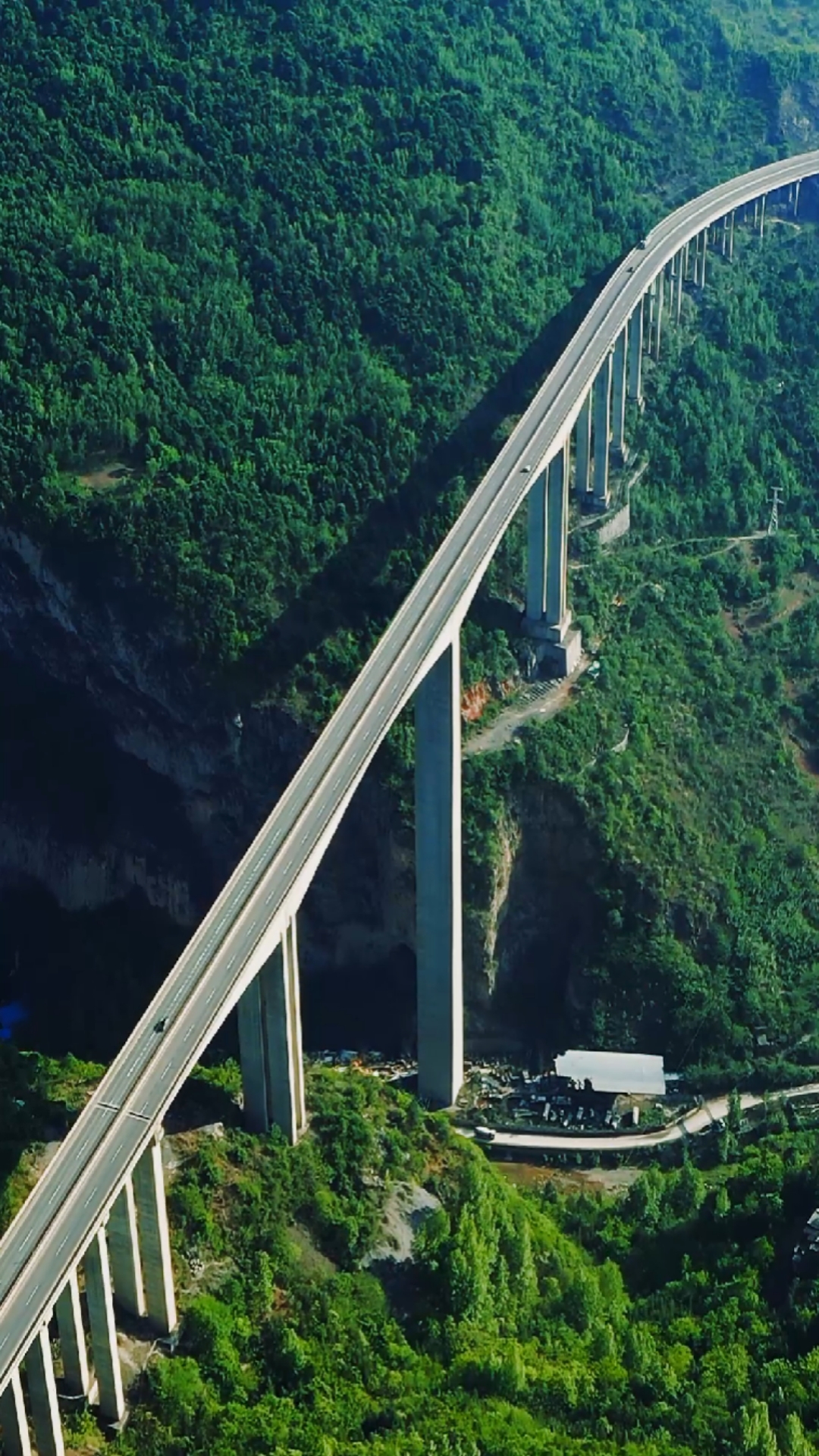 #五一出游记#贵州的这座高速公路大桥,单个桥墩高达200米,亚洲最高桥