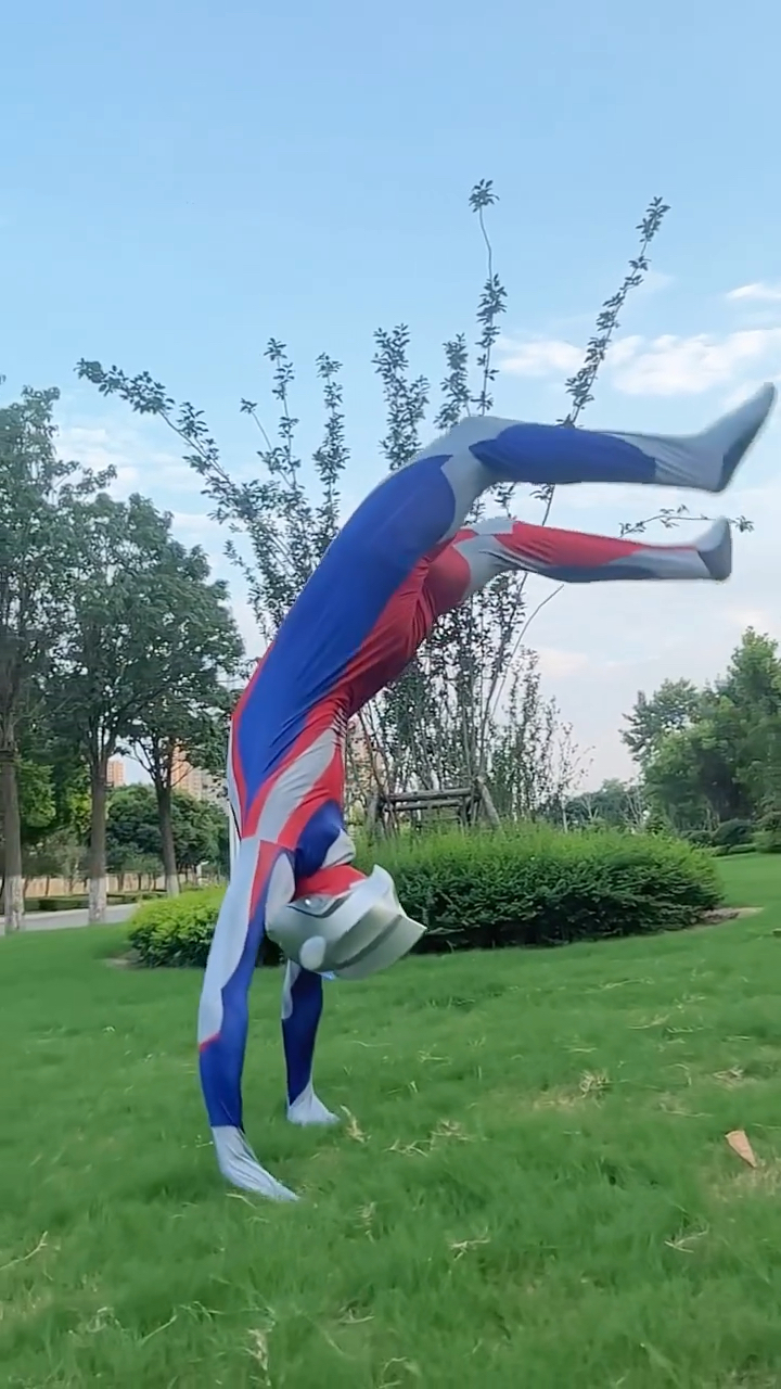 奥特曼#迪迦奥特曼连续后空翻