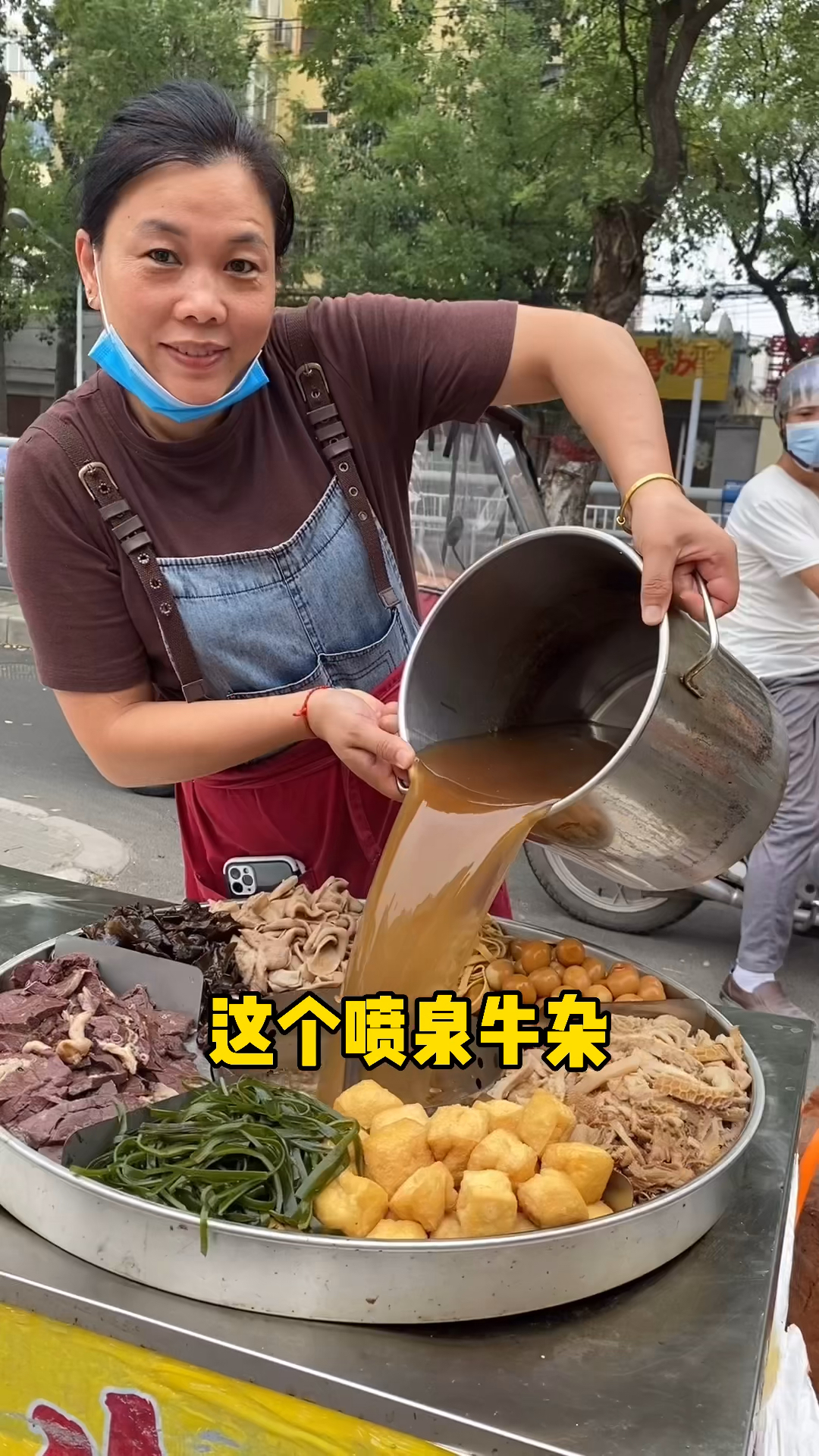 万丈高楼平地起从工厂回老家摆摊做喷泉牛杂十块钱有汤有肉还能吃饱俩