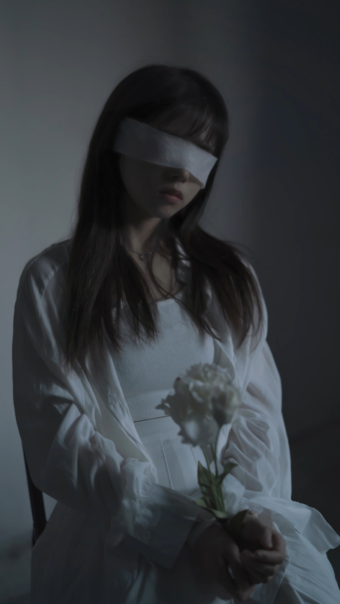 摄影##林小珂##氛围感#被你捧成神的人,会喜欢尘埃里的你吗