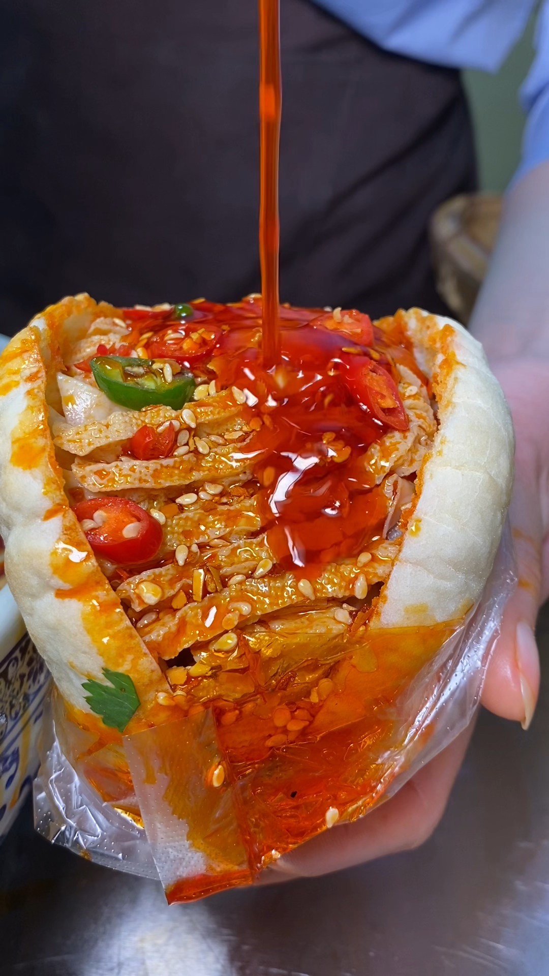 风味人间#麻辣鲜香,果蔬灌汤烧饼,就是这个味