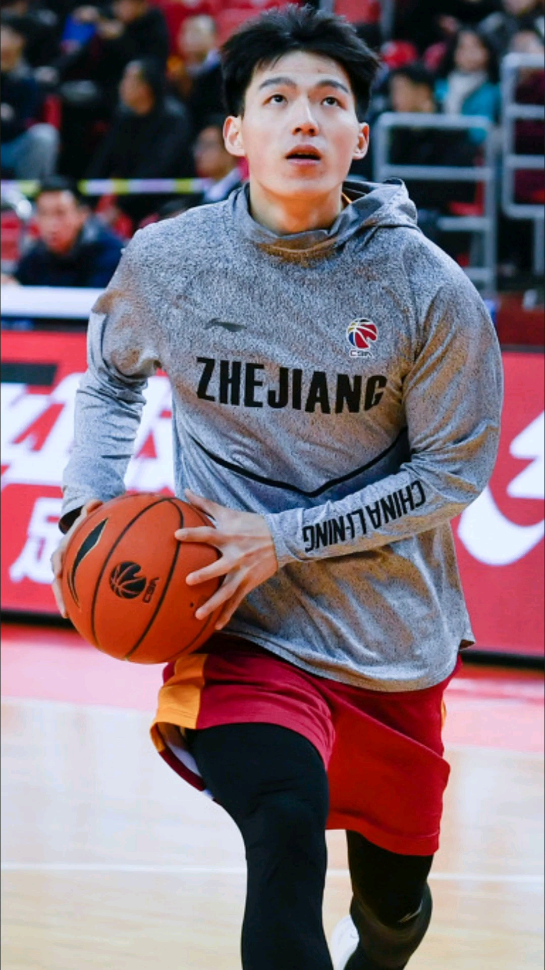 张大宇接吴前妙传后,无视范子铭的防守,后仰跳投轻松命中!