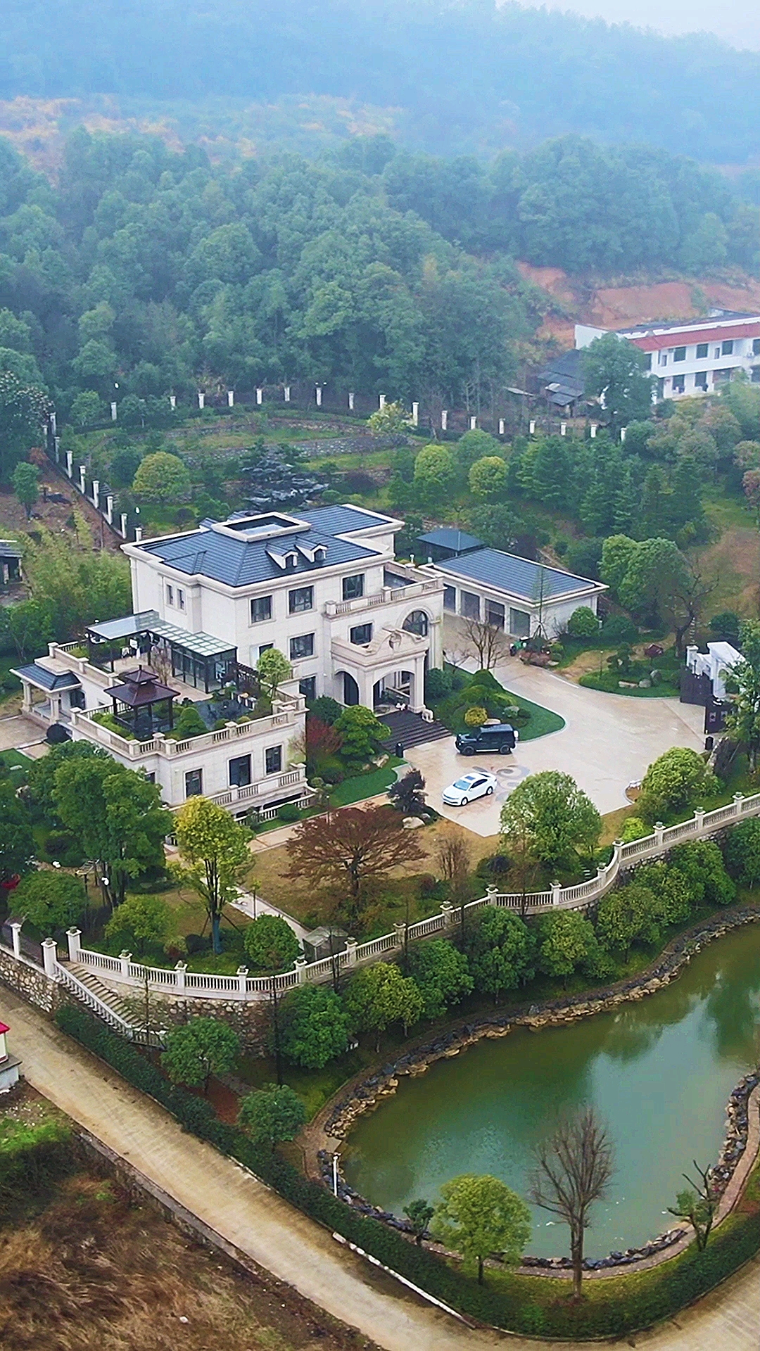 农村自建房#五年前建好的小别墅,有山有水有庭院,现在有钱也建不了咯