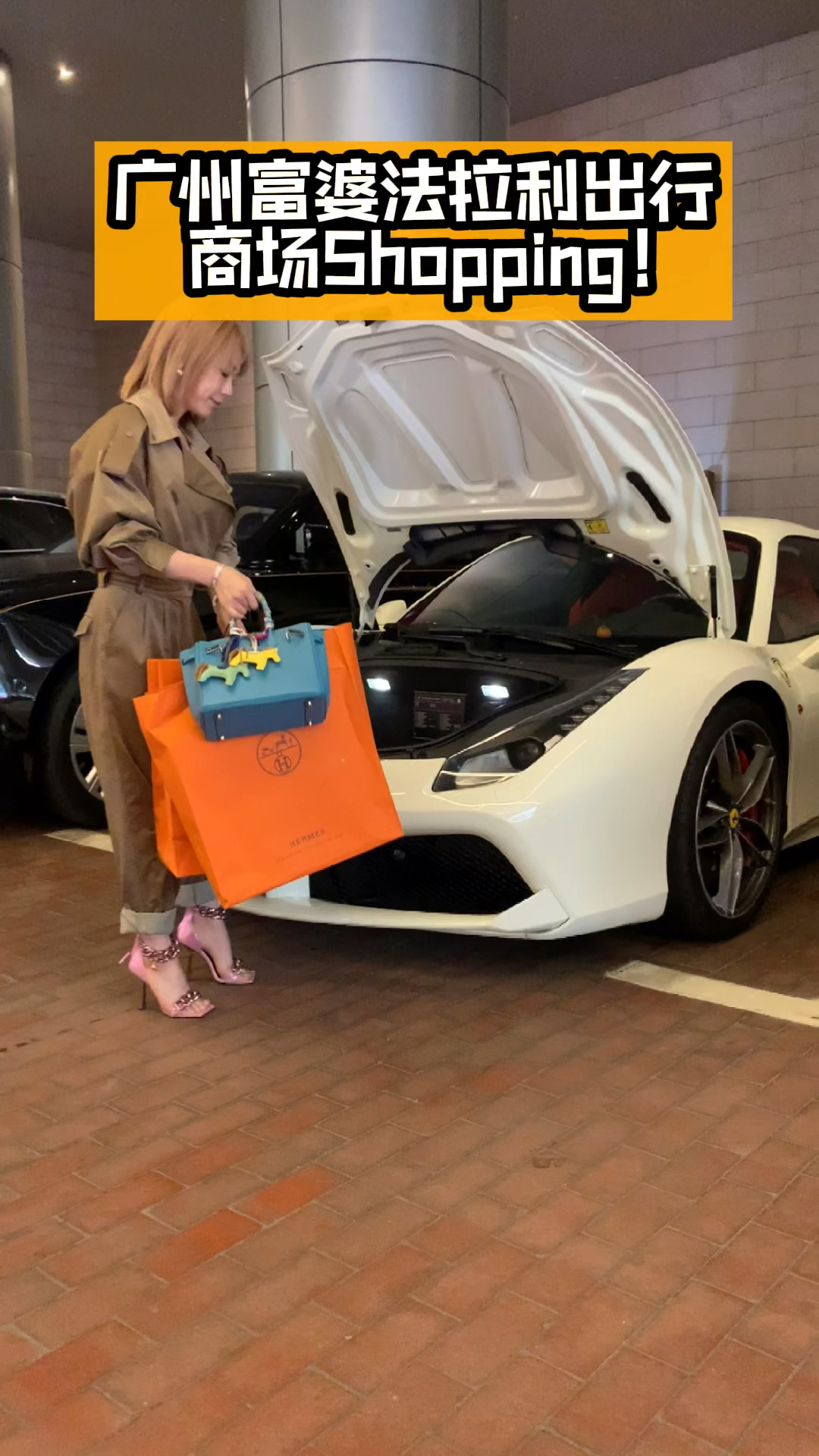 广州富婆手提这个包价值20多个苹果13pro,挂的那个小马5000多一个05