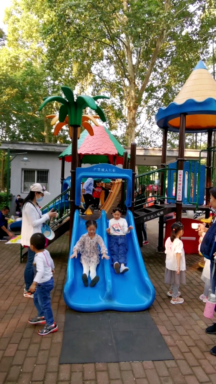 音为有你解放公园小孩玩滑滑梯好快乐