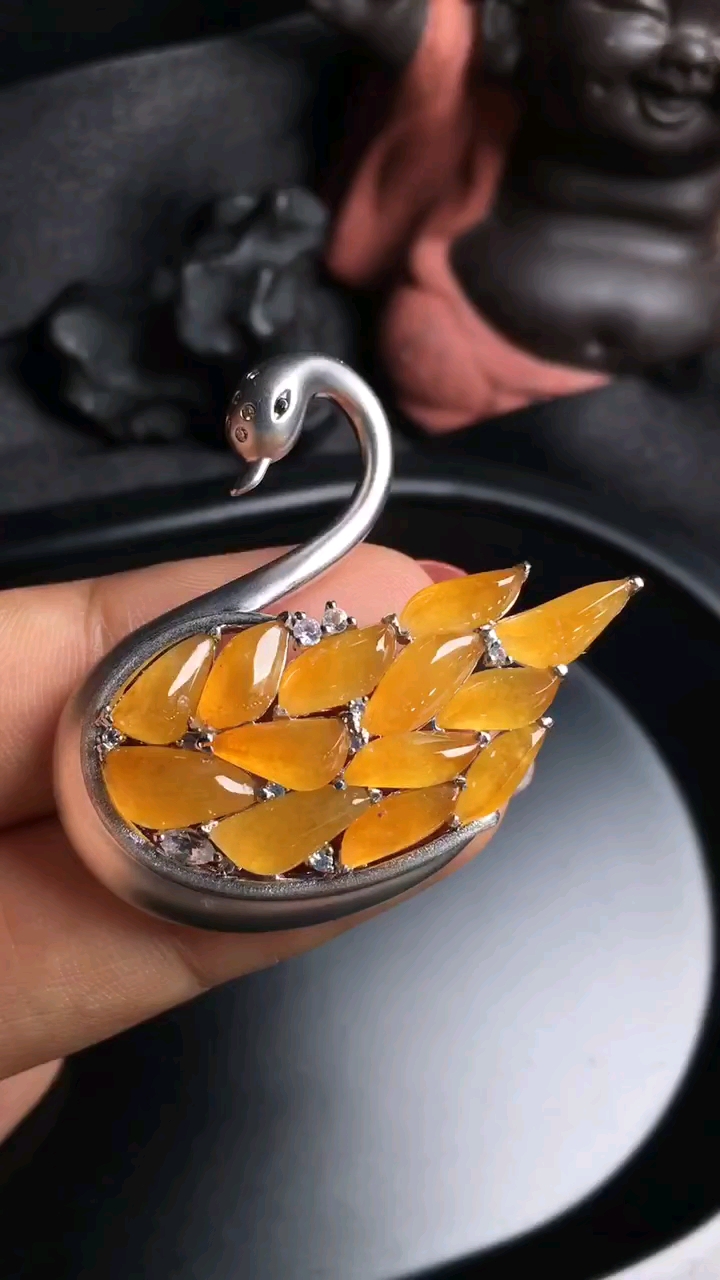 蜜糖色翡翠天鹅