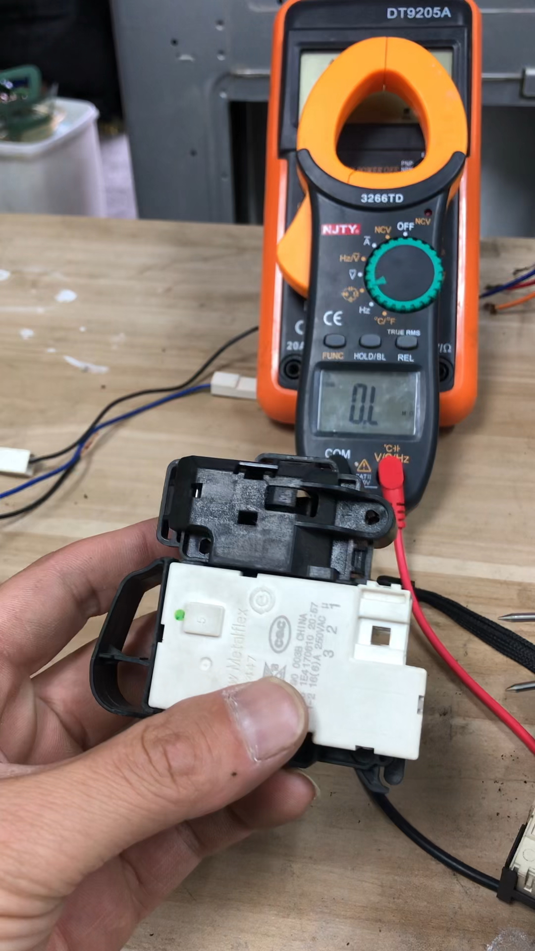 滚筒洗衣机电子门锁和ptc门锁阻值和电压有什么不同