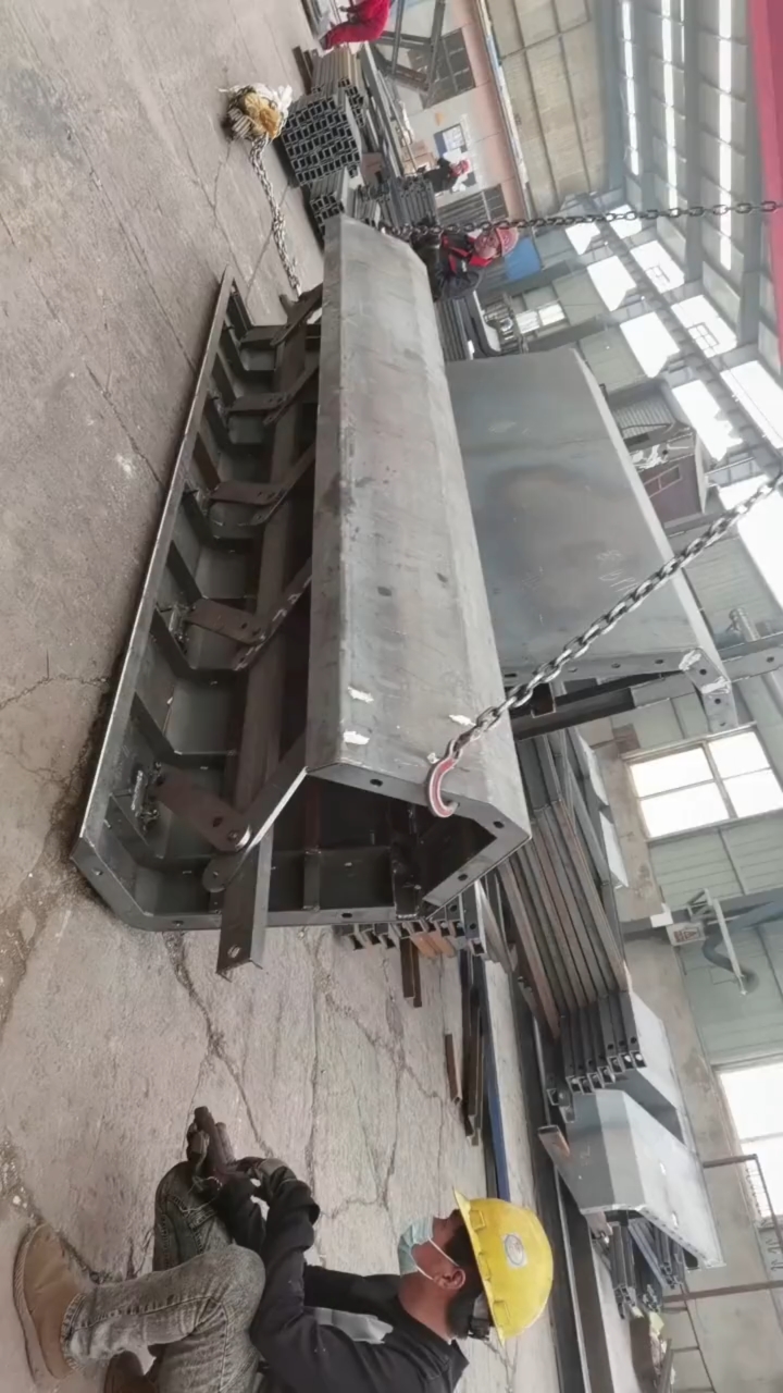 赶工期!预制箱梁抽拉内模组装中