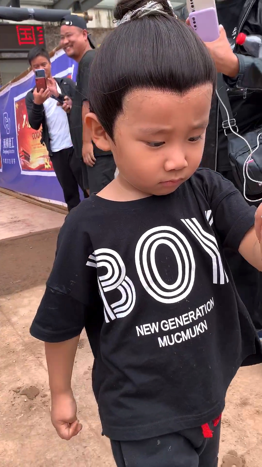 小朋友饰演成毅的小时候跟他一样害羞