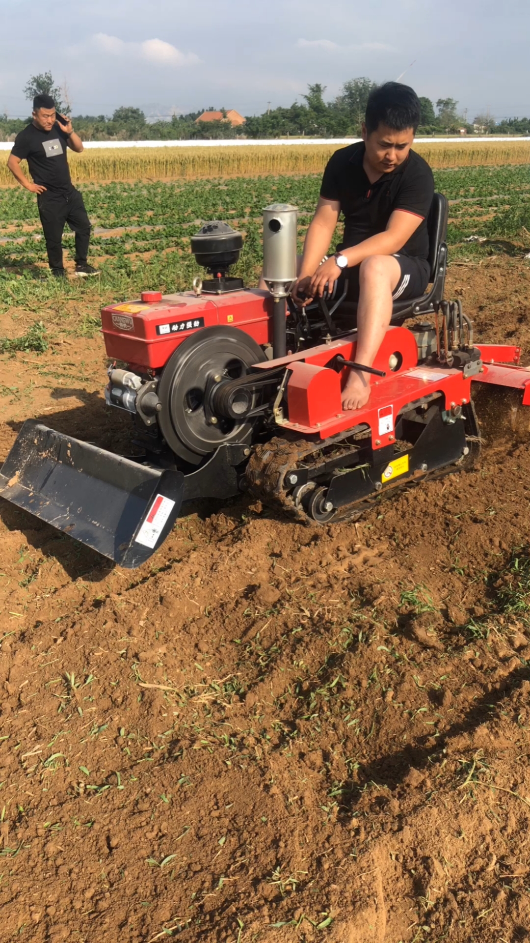 多功能乘坐式履带微耕机