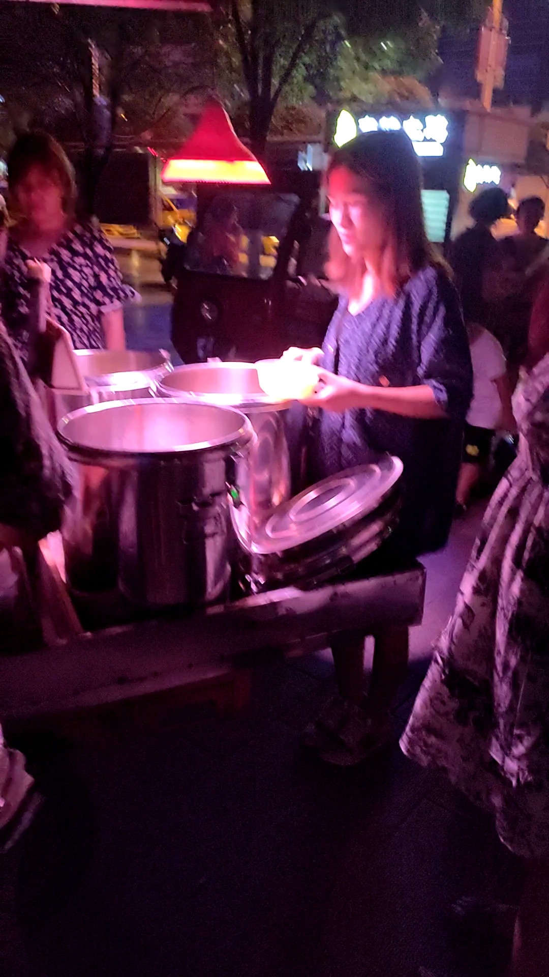 街拍美女#夜晚吃大排档的美女呀