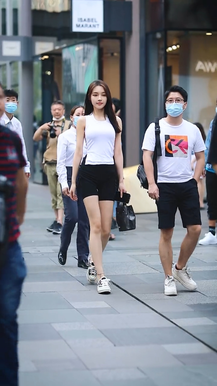街拍美女#小姐姐出门都带了几个保镖?