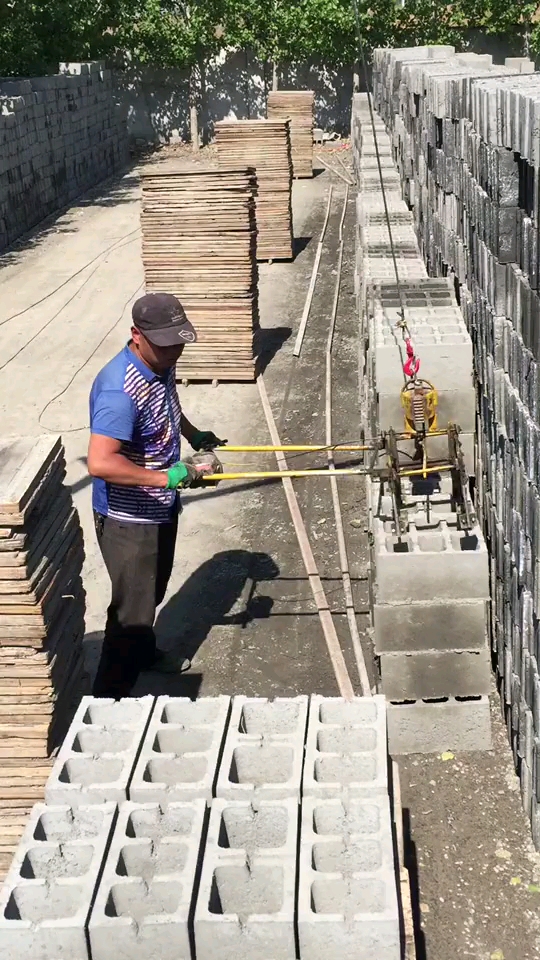 抓砖机器厂家吊砖机器厂家夹砖机械手厂家抱砖机器厂家码砖机械厂家装