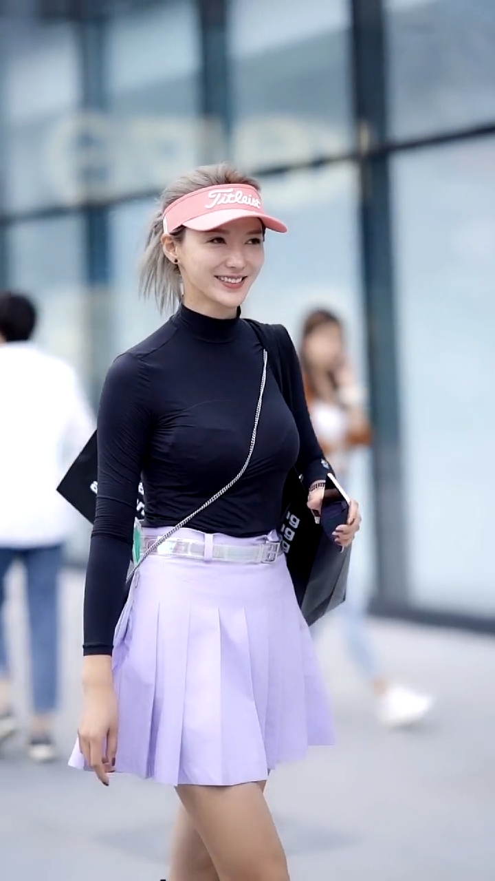 穿搭秀#运动装美女性感街拍