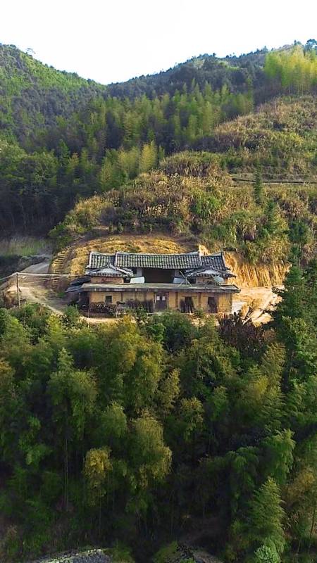 大山里老房子,据了解房屋主人想在这宅基地上翻建这座房,确苦于路不通