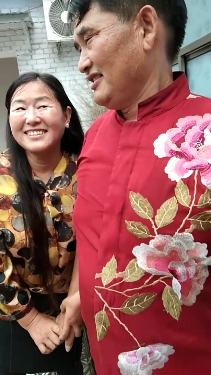 大衣嫂迷人的眼神,看着大衣哥