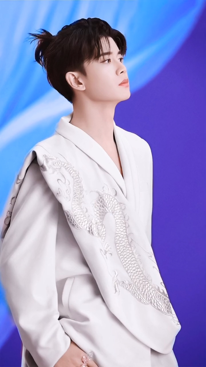 太喜欢嘉伦哥哥扎的这个小揪揪了-度小视