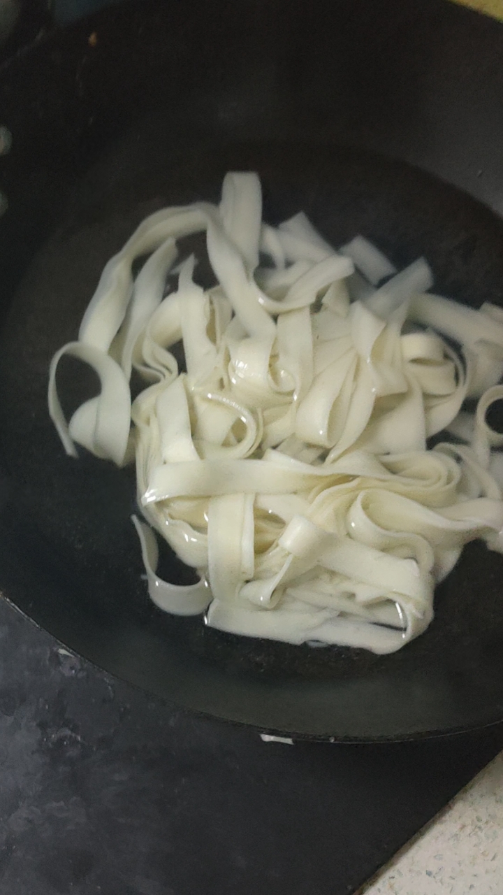 记录生活#煮宽面,第一次煮的水倒掉,第二次的水当汤喝,做自己的大碗