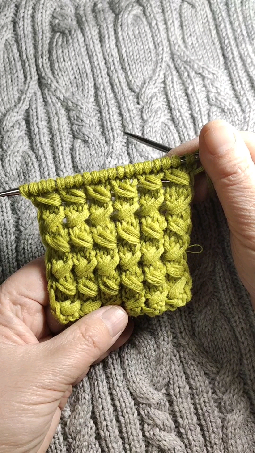 纯手工编织毛衣#妞妞花编织教程,3针6行一个花形