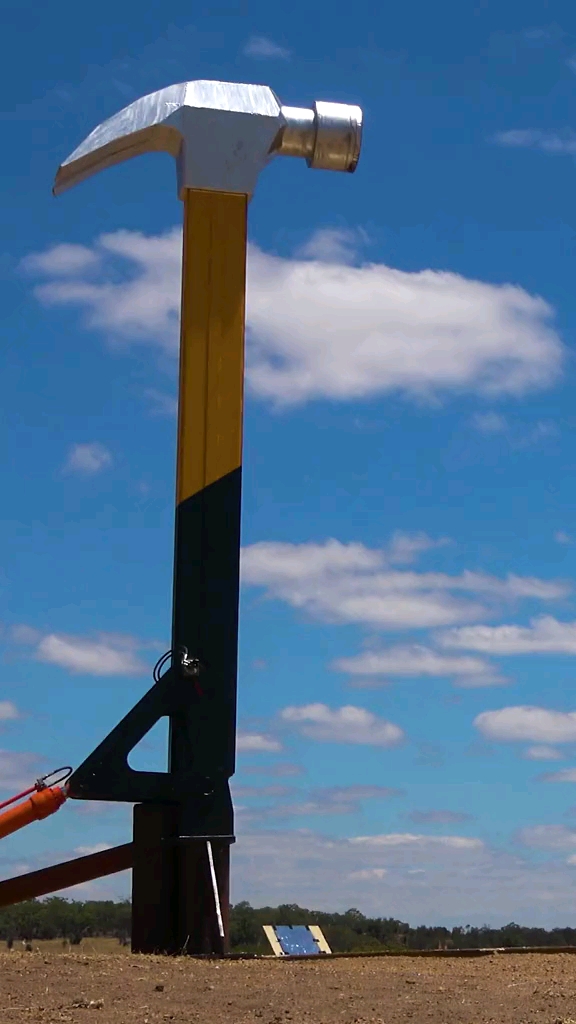 你别说外国人就是敢玩哈,破坏实验!巨型铁锤