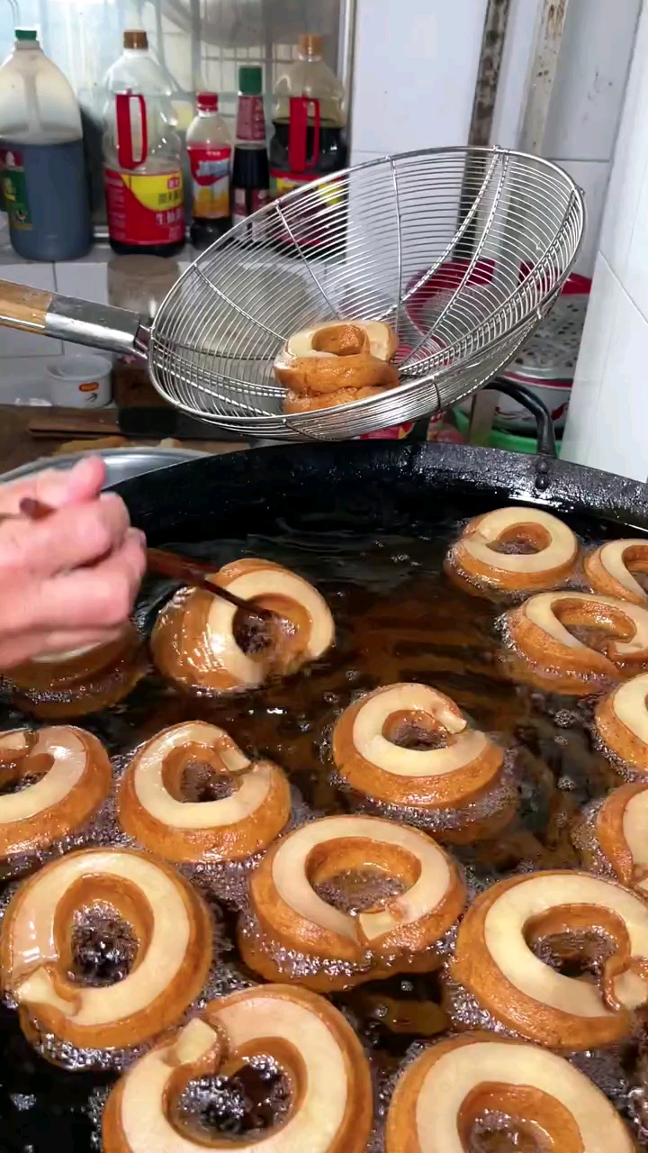 开封特色美食马蹄酥吃起来酥香可口