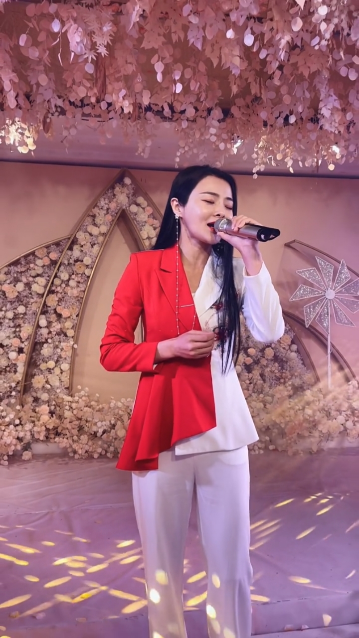 唐薇演唱《可可托海的牧羊人》-度小视