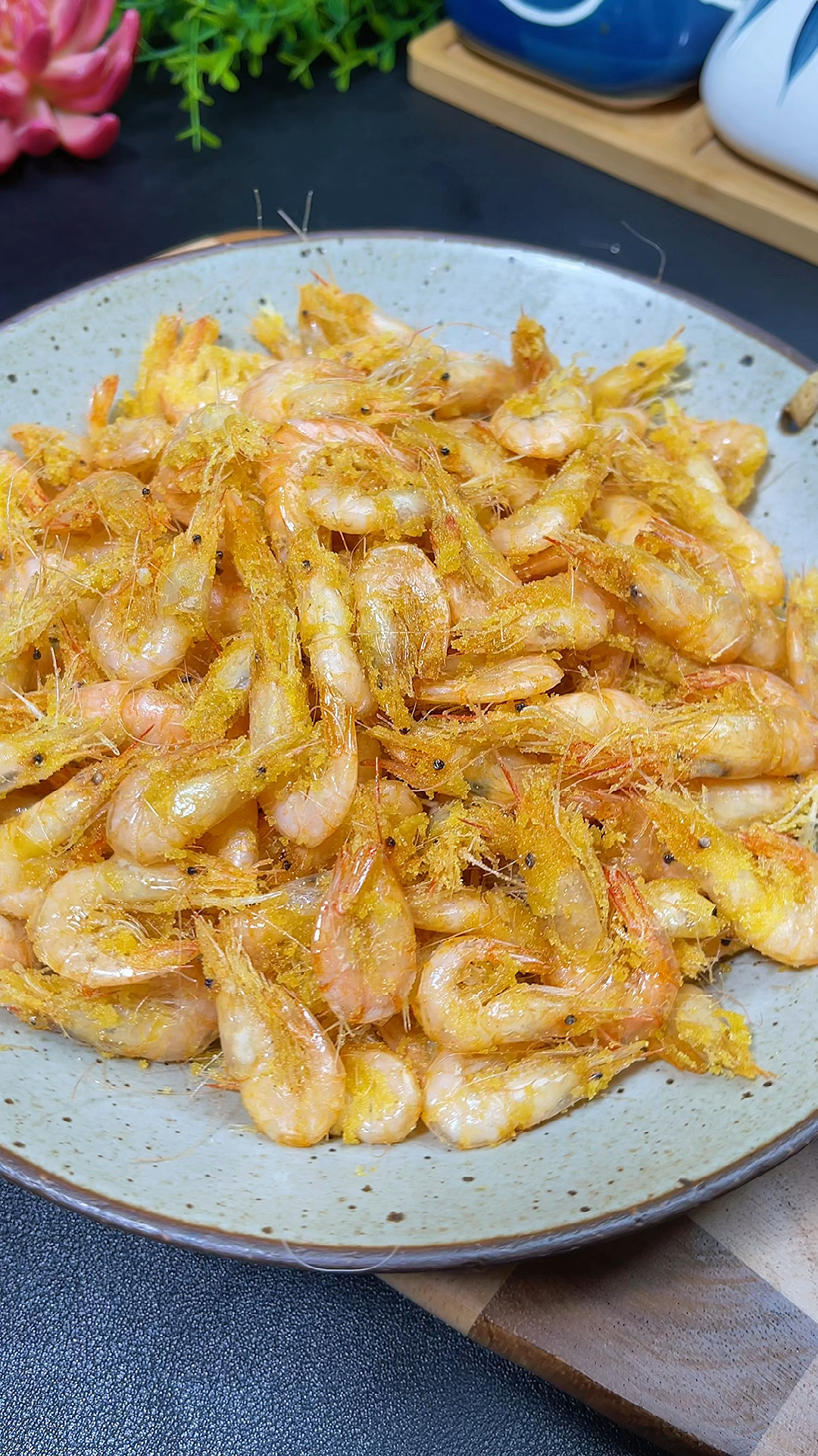 小白虾你跟我这样炸一下非常的鲜嫩好吃家里有长身体的孩子可以经常做