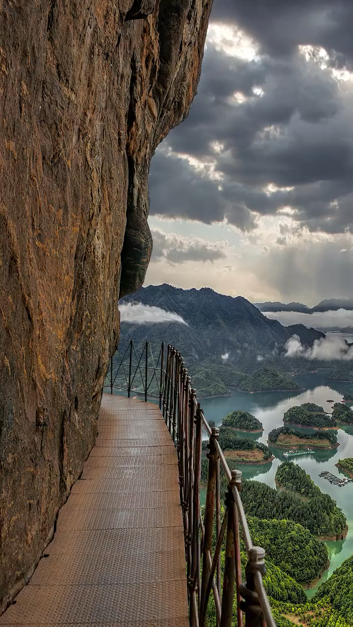 千岛湖水下古城闻名于世,被誉为"天下第一秀水",承载着29万人的回忆