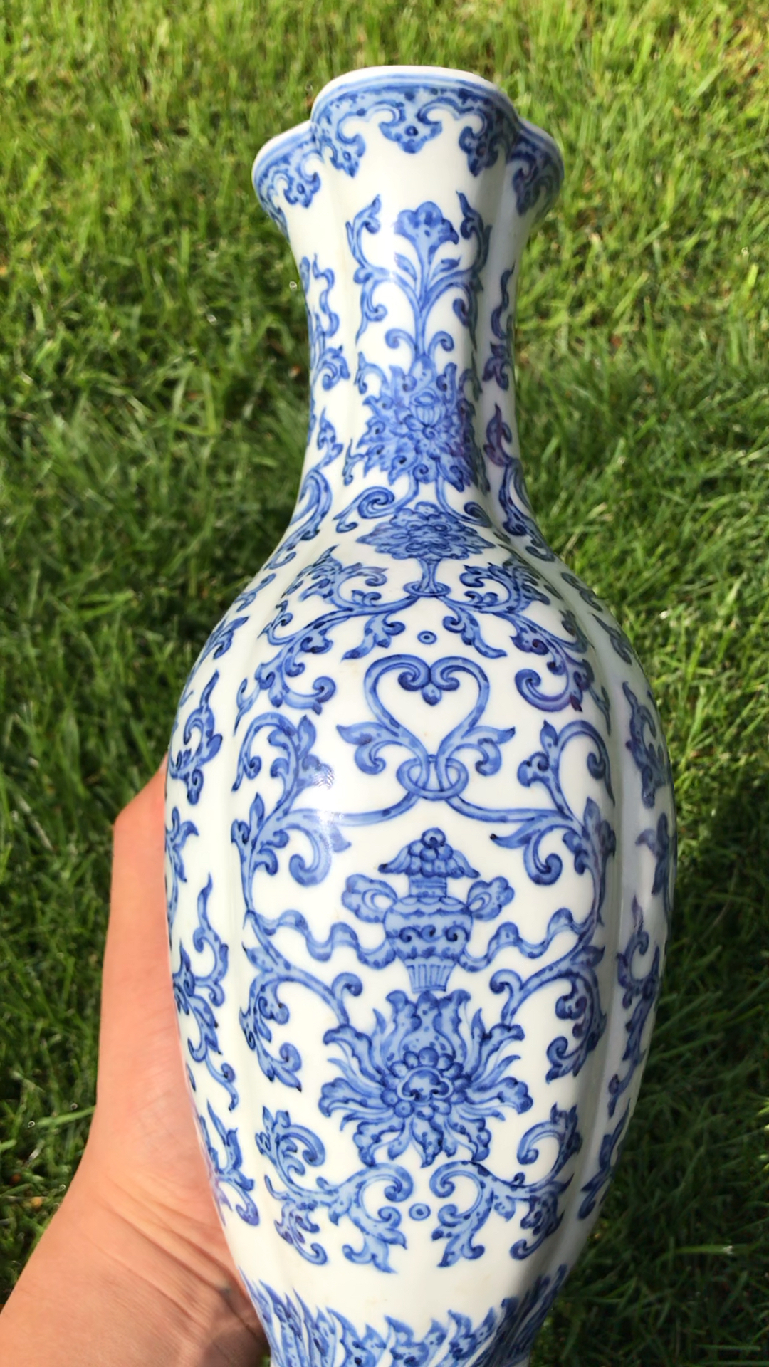 青花莲托八宝海棠瓶