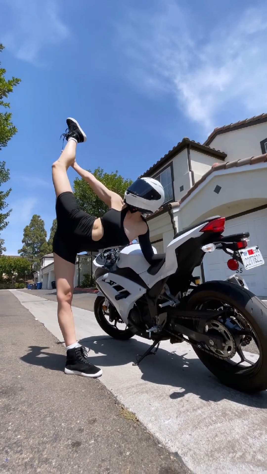 摩托车#美女与白色的川崎摩托车