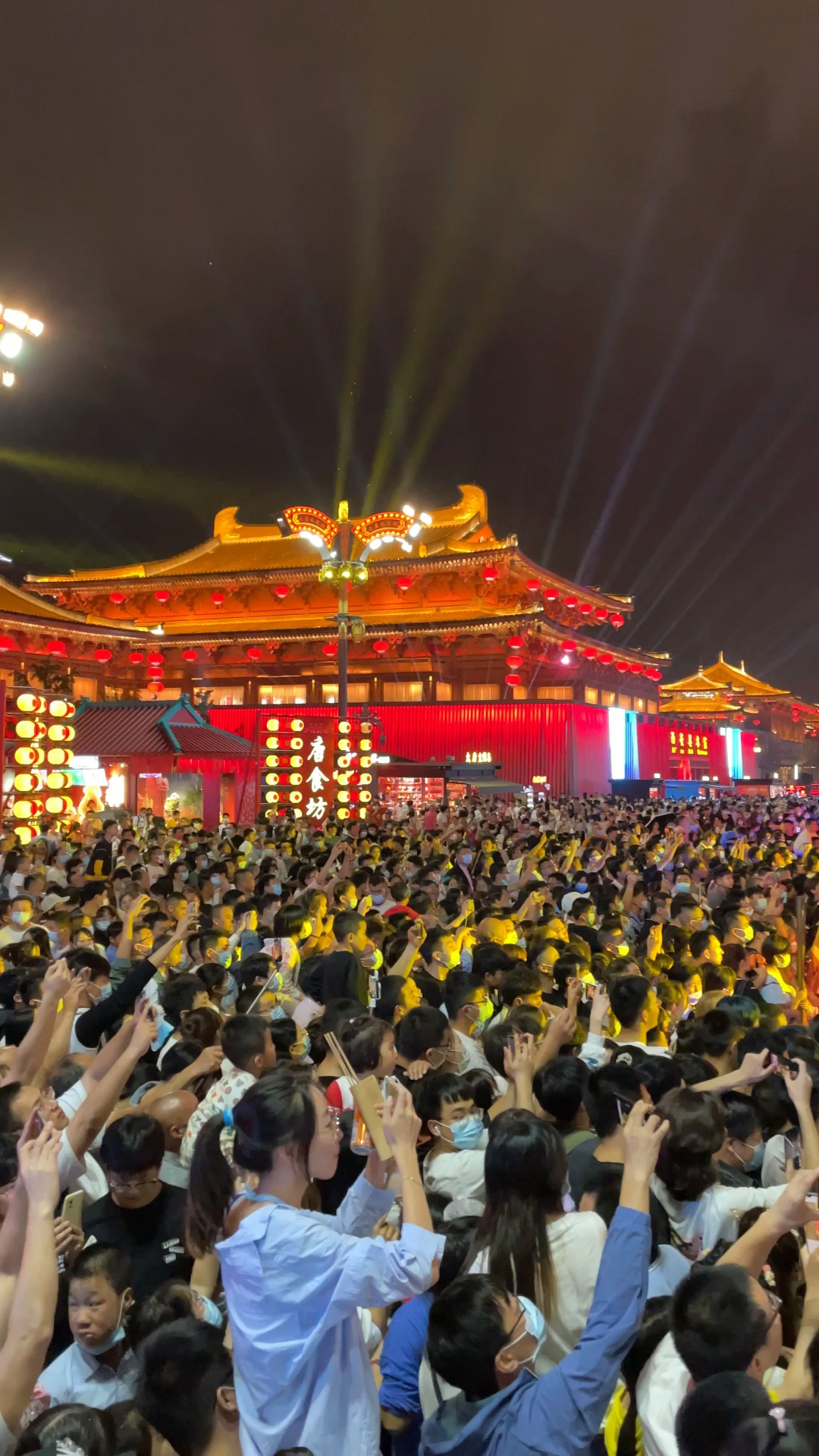 大唐不夜城大唐盛世又回来啦大唐不夜城震撼的演出现场人山人海好生