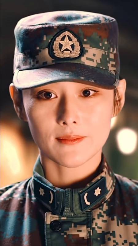 张馨予军装好飒,演绎女兵的飒爽