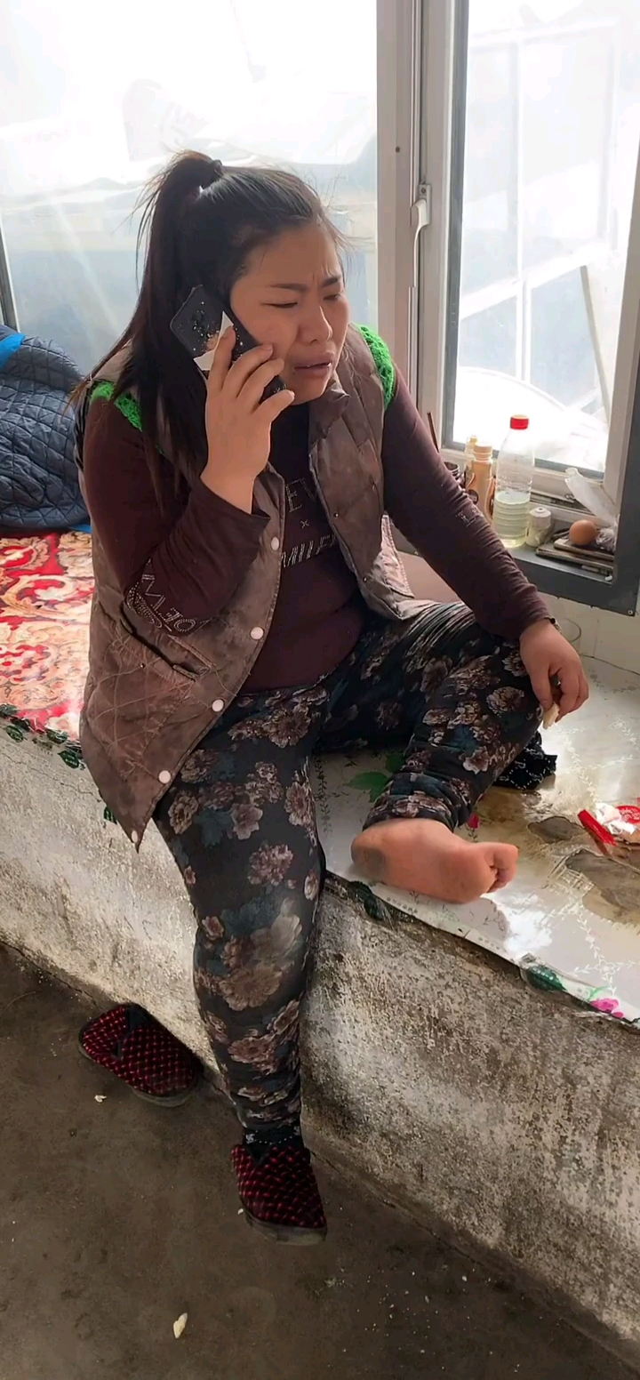 东北大姐到饭点了,帮邻居家敲猪挣回一兜排骨,中午让老公炖上,好好解