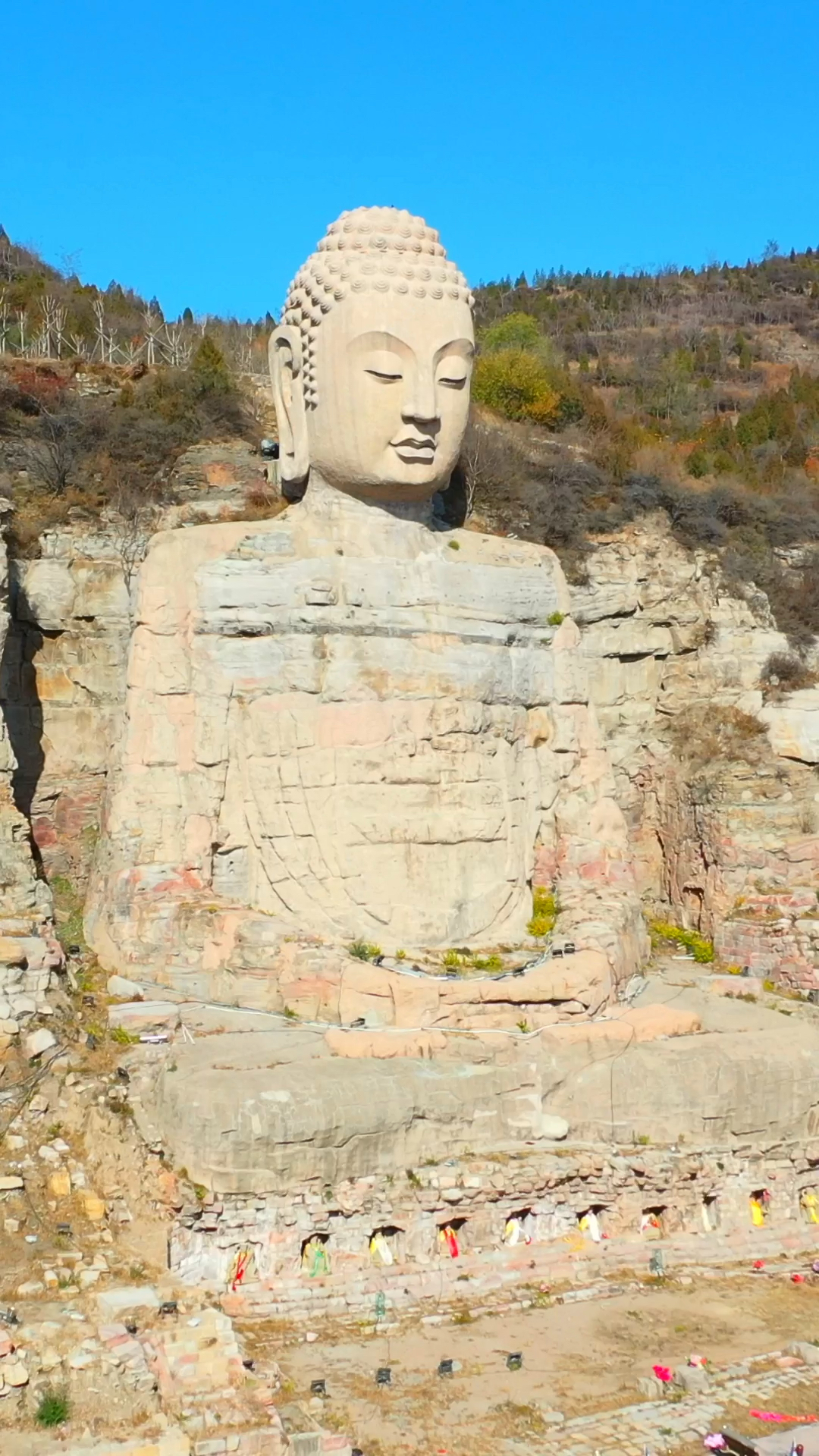 太原蒙山大佛始建于559年比乐山大佛低8米是世界最早的大型石刻佛像