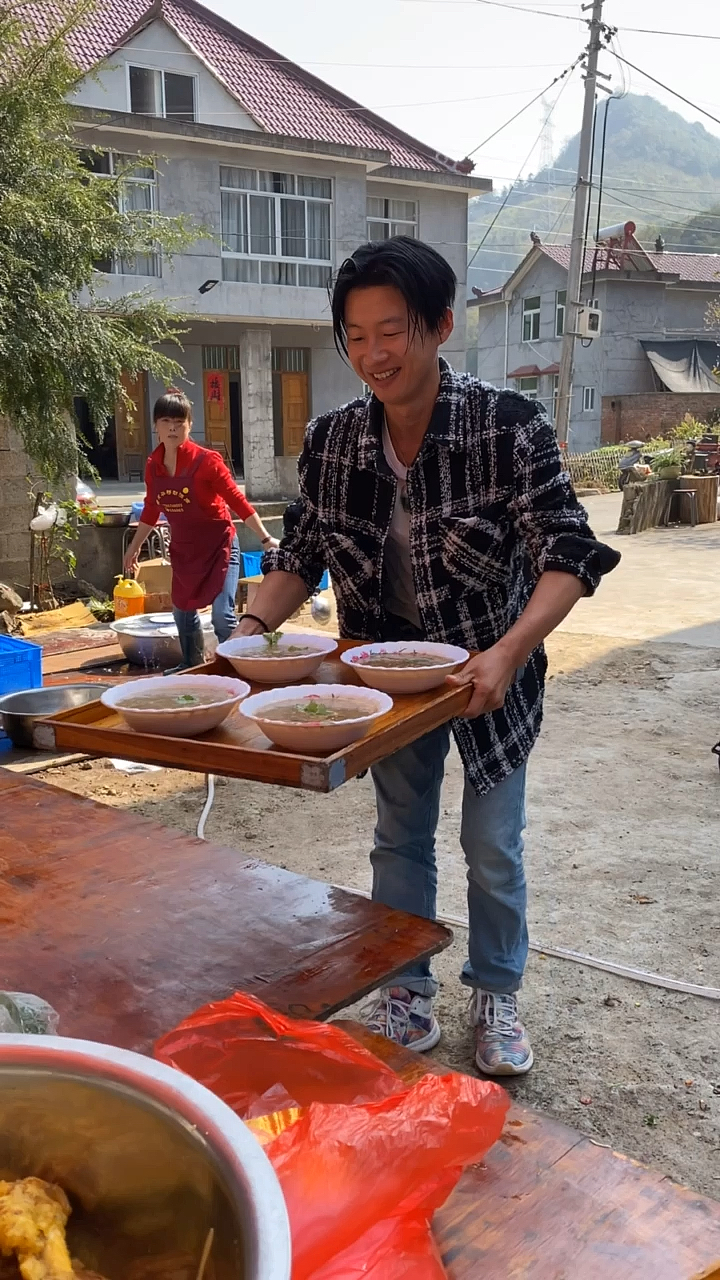 农村是不管你混的多差,兄弟办喜事,该端盘子还得端.