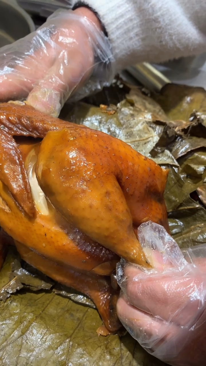 叫花鸡,据说这个是丐帮帮主洪七公流传下来的