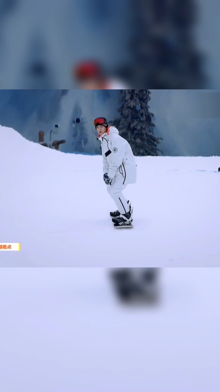 宝藏男孩王一博#王一博又去滑雪了,期待周日的天天向上!