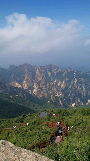 祖山环穿25公里,最高峰天女峰海拔1428米.