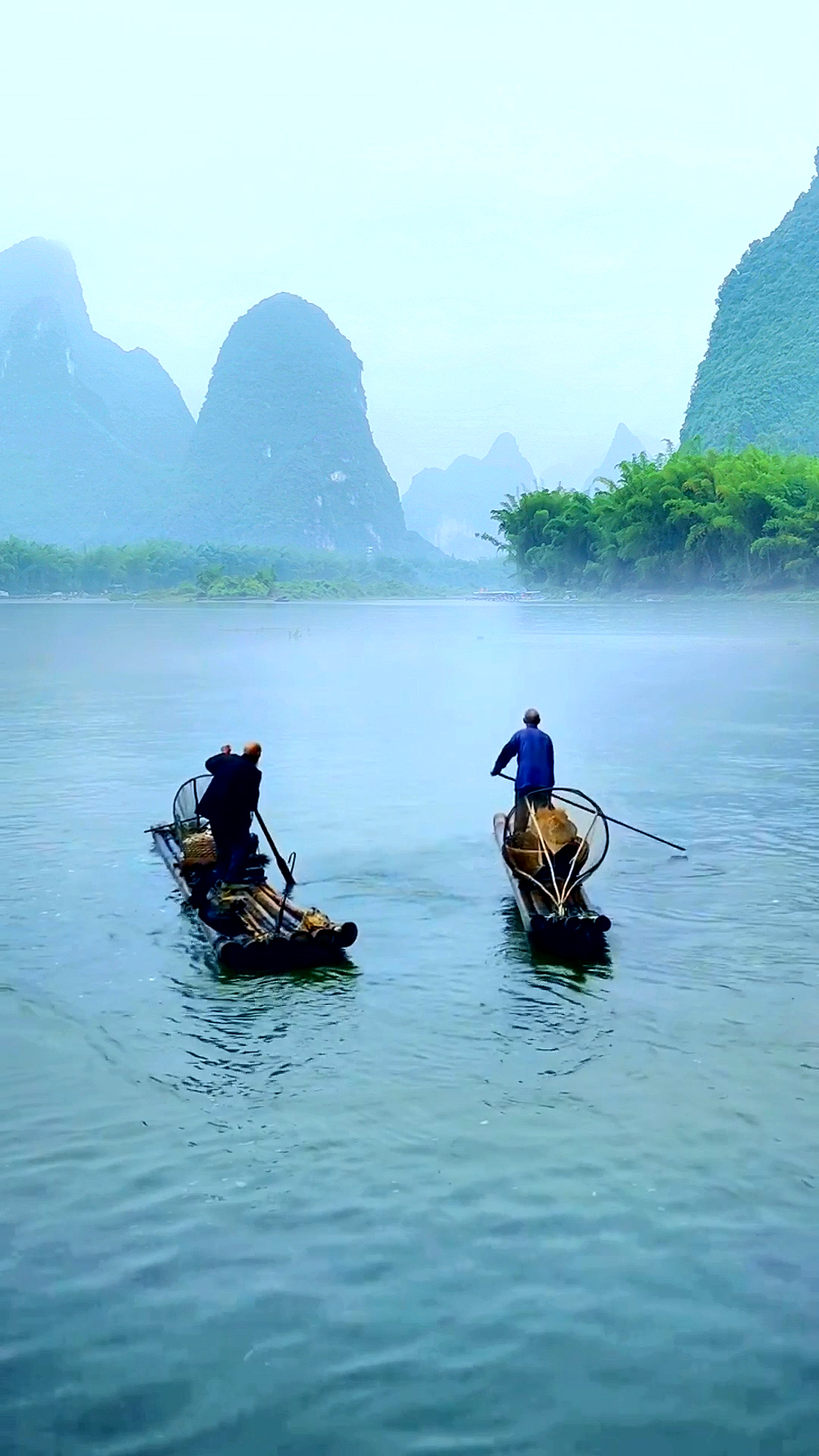 烟波江上泛轻舟,宛若仙境画中游;寄情山水居世外,凡尘扰事不相愁!