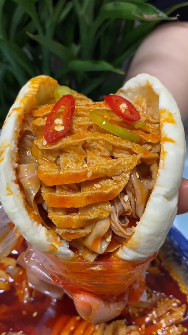 灌汤烧饼#鸡汤炖的豆皮,手工现打的烧饼!灌上辣汤,一个根本不够吃!