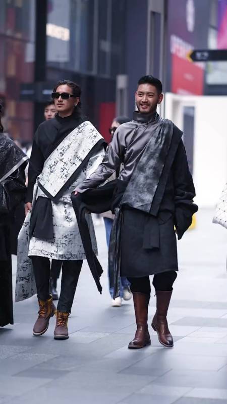 康巴汉子有多帅#整天抱怨没有男朋友的,你去成都太古里,爱情就来了