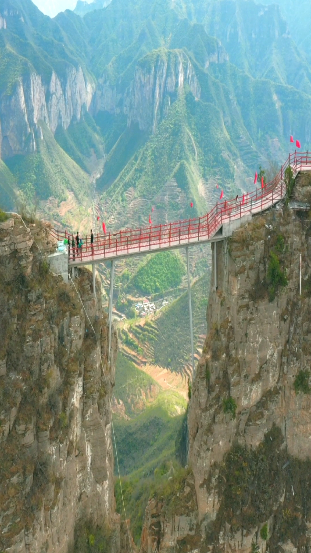 太行山中绝壁天梯,一个敢设计,一个敢建设,你敢来体验吗?-全民小视频