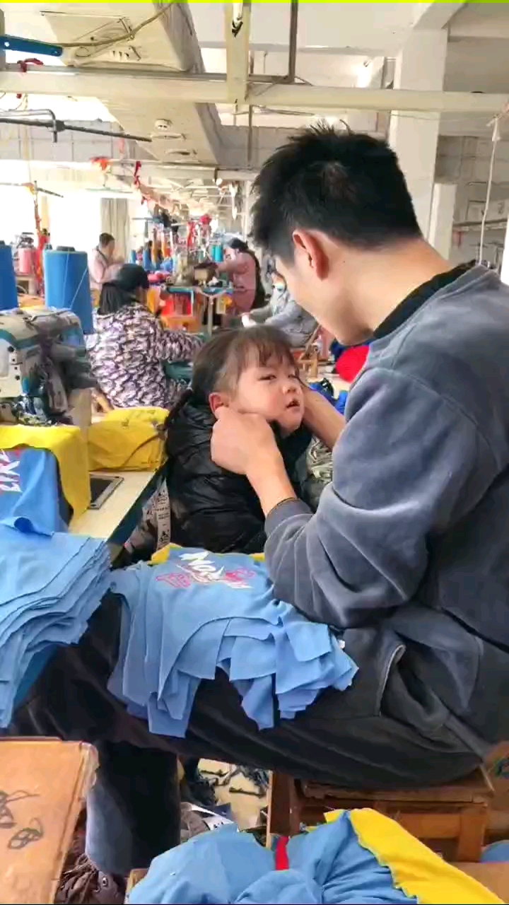 单亲爸爸带孩子租房子靠干加工服装生活没钱送幼儿园干活带着孩子求赞