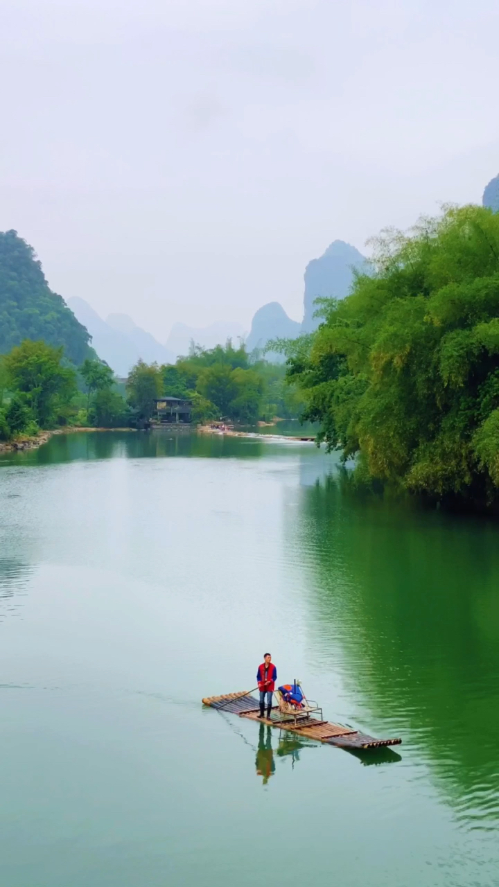 巍巍青山碧水清,小船缓缓在游行,风景秀丽好壮观,馋在眼里羡在心