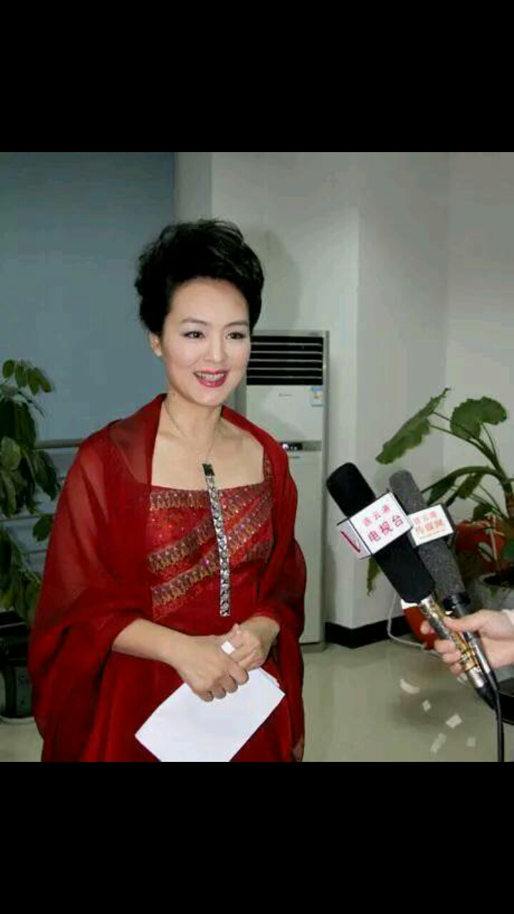 53岁央视主持孙小梅近况,婚姻生活幸福美满,年过50依旧优雅