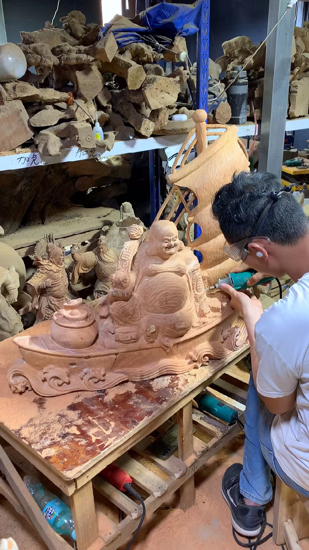 木雕制作过程木雕招财弥勒一帆风顺摆件