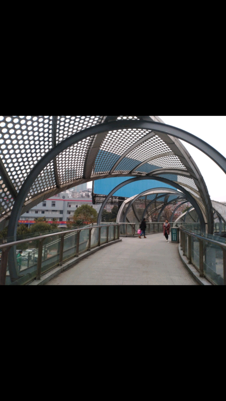 一座别致的环形人行天桥.