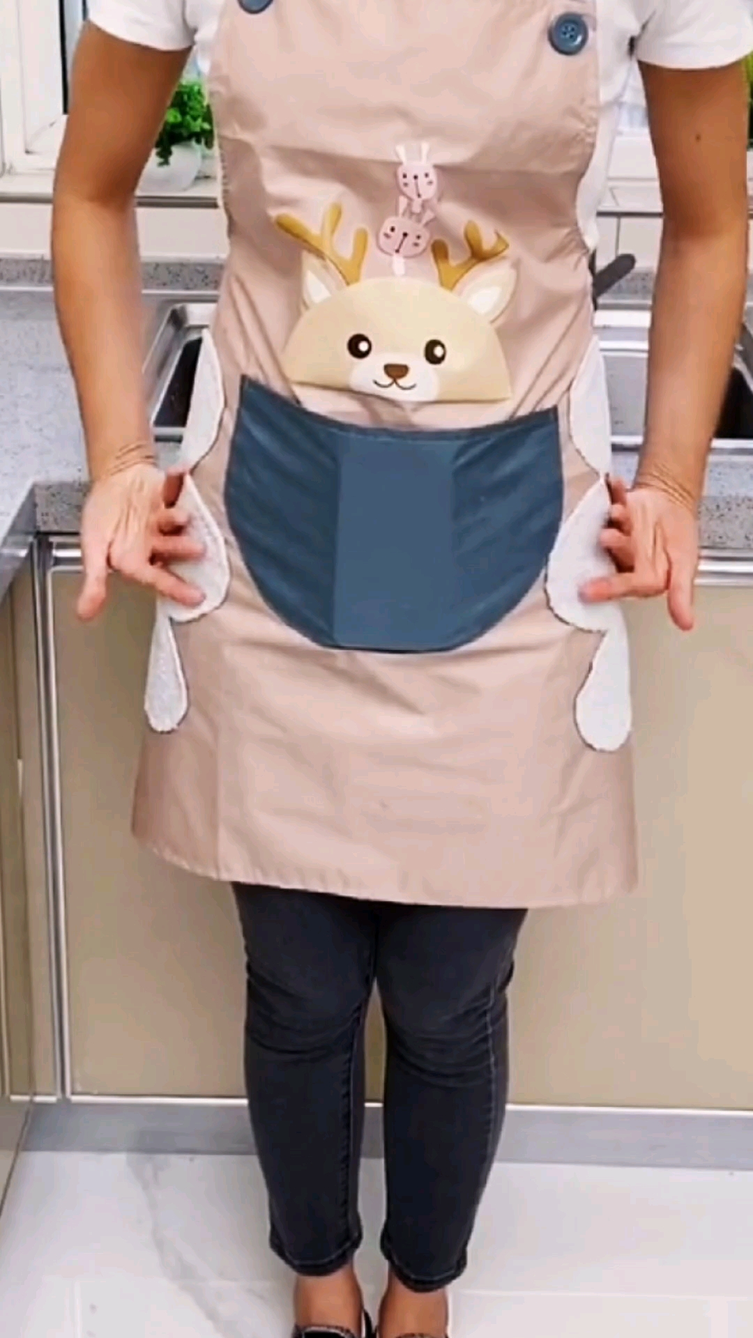 可擦手围裙#炒菜时带上围裙才不会被油溅到,这个围裙防水防油,还能擦